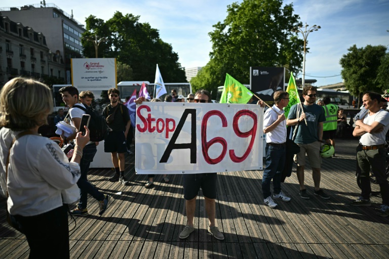 Des opposants au projet d'autoroute A69 entre Castres et Toulouse rassemblés devant la gare de Toulouse, le 28 mai 2025