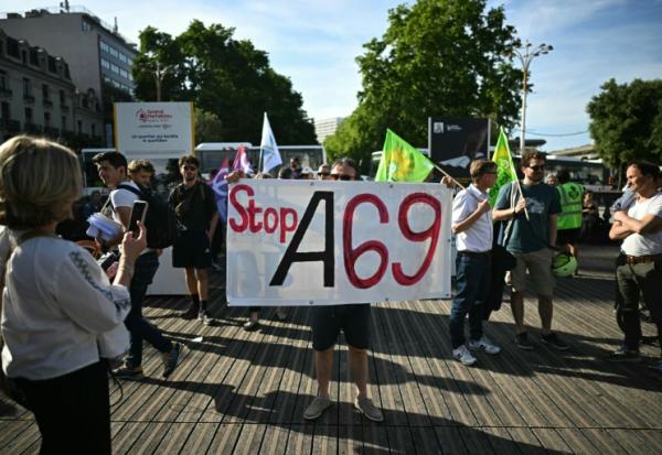 Des opposants au projet d'autoroute A69 entre Castres et Toulouse rassemblés devant la gare de Toulouse, le 28 mai 2025