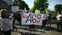 Des opposants au projet d'autoroute A69 entre Castres et Toulouse rassemblés devant la gare de Toulouse, le 28 mai 2025