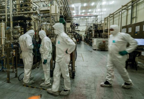 Salariés dans l'usine de Douvrin (Pas-de-Calais, nord de la France) d'Automotive Cells Company (ACC) une coentreprise de Stellantis, Mercedes et TotalEnergies.