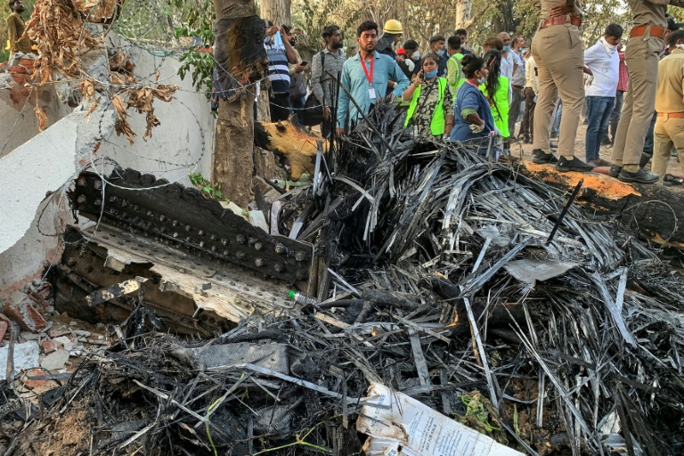 Des débris de l'avion d'Air India qui s'est écrasé sur un quartier résidentiel d'Ahmedabad, le 12 juin 2025 en Inde