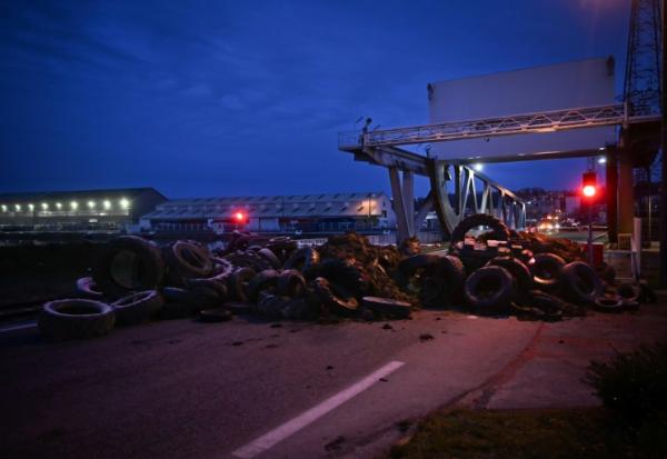 "Barrage filtrant" d'agriculteurs français à l'entrée du port du Havre, le 11 janvier 2026, afin de dénoncer l'accord de libre-échange entre l'UE et des pays du Mercosur