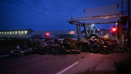 "Barrage filtrant" d'agriculteurs français à l'entrée du port du Havre, le 11 janvier 2026, afin de dénoncer l'accord de libre-échange entre l'UE et des pays du Mercosur