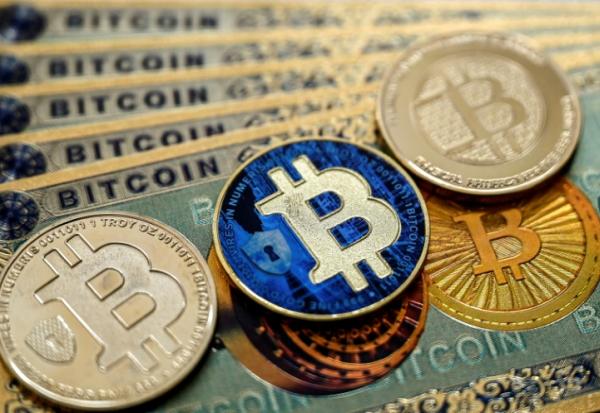 Un nombre croissant d'entreprises misent sur le bitcoin pour diversifier leurs réserves, contrer l'inflation ou attirer les investisseurs, une stratégie à fort potentiel mais à haut risque