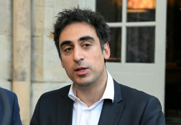Le président de la Confédération générale des petites et moyennes entreprises (CPME), Amir Reza-Tofighi, s'adresse à la presse devant l'Hôtel Matignon, à Paris, le 24 juin 2025