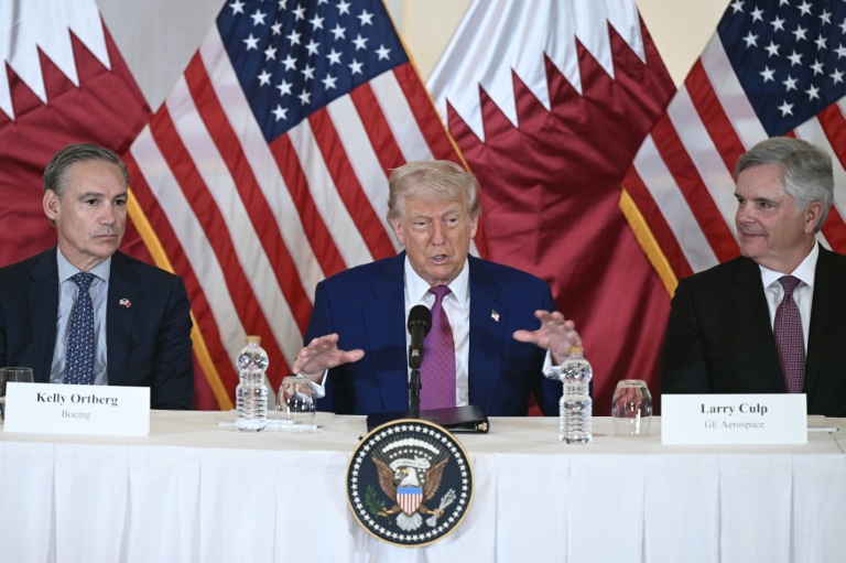Le patron de Boeing Kelly Ortberg (g) à côté du président américain Donald Trump à Doha, le 15 mai 2025