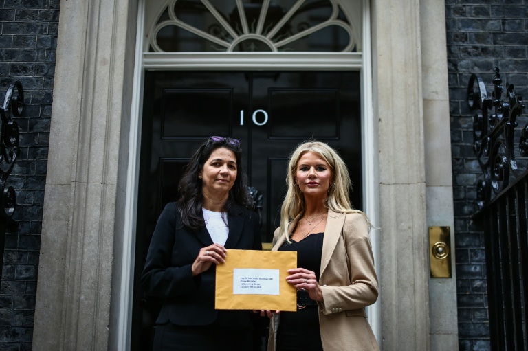 Shanta Sundarason et Carrie Lazell tiennent une lettre adressée au Premier ministre Andy Burnham, réclamant une enquête publique sur les 