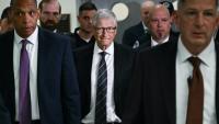 Le cofondateur de Microsoft  Bill Gates (au centre) arrive pour une audition à huis clos devant une commission parlementaire américaine sur l'affaire Epstein, le 10 juin 2026 à Washington