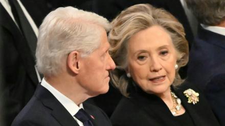 L'ancien président américain Bill Clinton et l'ancienne secrétaire d'État Hillary Clinton, le 9 janvier 2025 à Washington