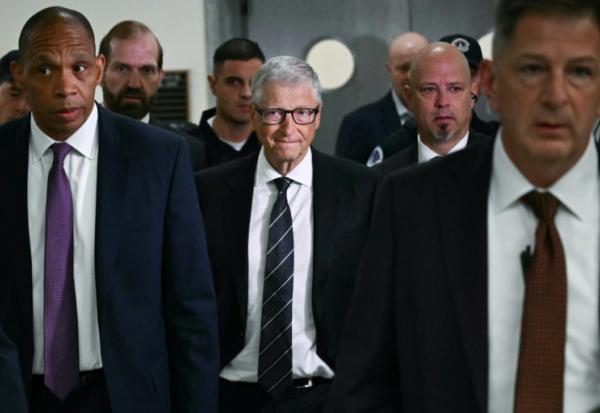 Le cofondateur de Microsoft  Bill Gates (au centre) arrive pour une audition à huis clos devant une commission parlementaire américaine sur l'affaire Epstein, le 10 juin 2026 à Washington