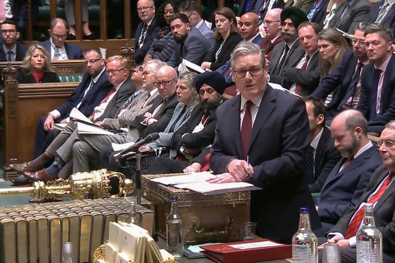 Image tirée d'un enregistrement vidéo diffusé par l'Unité d'enregistrement parlementaire britannique (PRU) sur le site web Parliament TV ,le 4 février 2026, montrant le Premier ministre britannique Keir Starmer (d) s'exprimant à la Chambre des communes au Parlement, à Londres