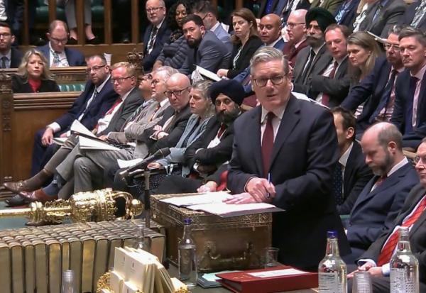Image tirée d'un enregistrement vidéo diffusé par l'Unité d'enregistrement parlementaire britannique (PRU) sur le site web Parliament TV ,le 4 février 2026, montrant le Premier ministre britannique Keir Starmer (d) s'exprimant à la Chambre des communes au Parlement, à Londres