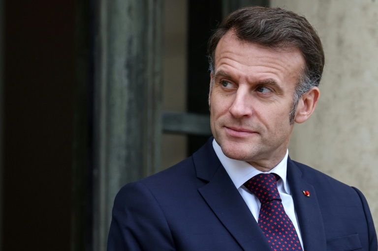 Le président Emmanuel Macron sur le perron de l'Elysée, le 6 février 2026 à Paris