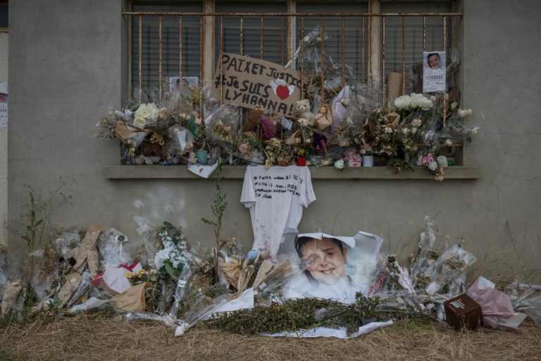 Des fleurs et des messages déposés devant un silo agricole où a été retrouvé le corps de la collégienne Lyhanna, le 16 juin 2026 à Puycasquier, dans le Gers