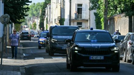 Un convoi de police arrive au palais de justice, le 15 juillet 2026 à Agen, pour une audience de Jérôme Barella, soupçonné du meurtre de la collégienne Lyhanna