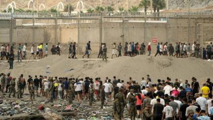 Des soldats espagnols contrôlent des migrants qui retournent au Maroc après avoir franchi la frontière pour entrer dans l’enclave espagnole de Ceuta située sur la côte nord du Maroc, le 31 juillet 2026