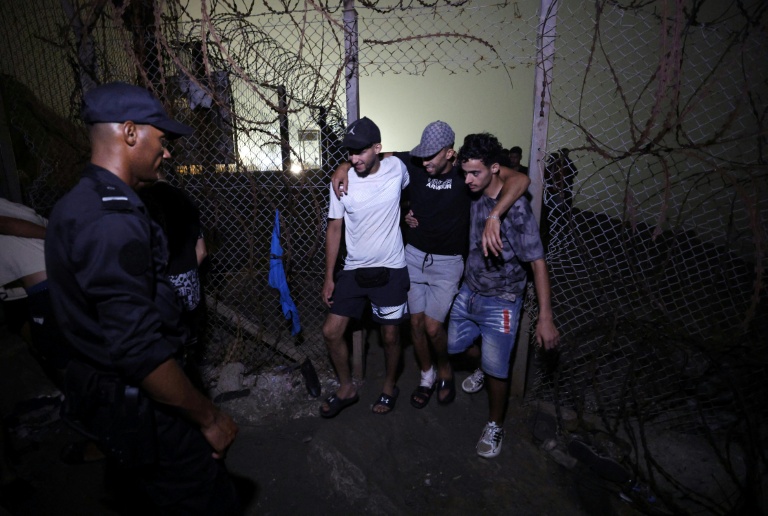 Des migrants regagnent Fnideq, la ville marocaine qui jouxte l'enclave espagnole de Ceuta où des milliers de candidats marocains à l'émigration ont afflué ces derniers jours, le 1er août 2026 