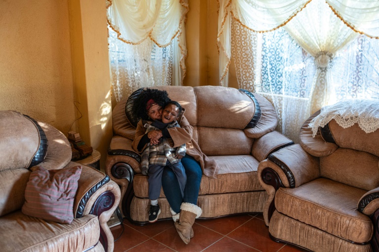 Baile Bantseke et son petit-fils Mphoentle, autiste, dans leur maison du quartier de Snake Park, à Soweto, le 23 mai 2025 en Afrique du Sud