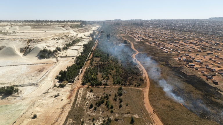 Vue aérienne de talus miniers () près du quartier de Snake Park, à Soweto, le 30 mai 2025 en Afrique du Sud