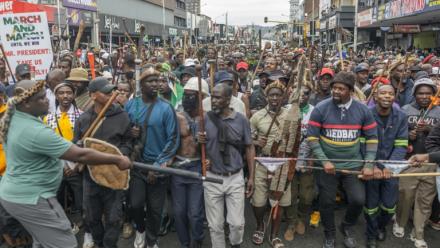 Des membres du régiment zoulou "Amabutho" lors d'une manifestation du mouvement March and March pour le départ d'Afrique du Sud des étrangers en situation irrégulière, le 30 juin 2026 à Durban