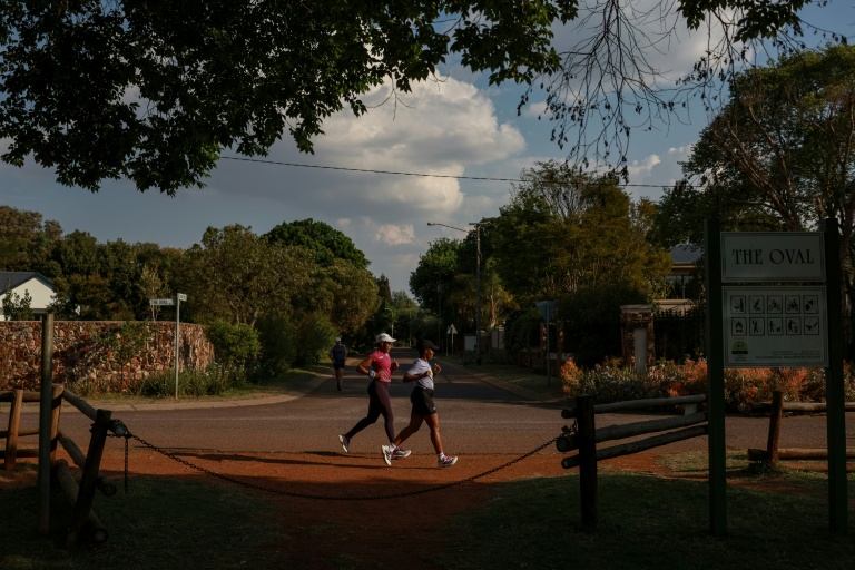 Nancy Masha (D) et Babalwa Melitafa (G) font leur jogging dans un lotissement sécurisé à Irene, près de Pretoria, en Afrique du Sud, le 21 septembre 2026