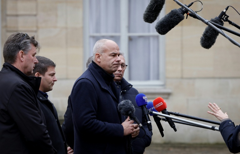 Le président de la FNSEA Arnaud Rousseau (C) s'adresse à la presse après une réunion avec le Premier ministre Sébastien Lecornu à l'Hôtel Matignon, à Paris, le 19 décembre 2025