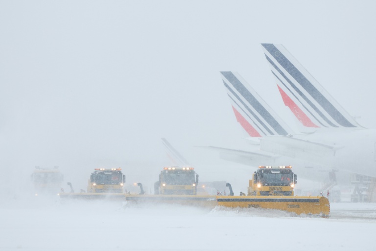 Des avions d'Air France à l'aéroport d'Orly, le 7 janvier 2026 lors de chutes de neige causées par une vague de froid
