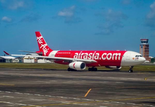 La plus grande compagnie aérienne à bas prix d'Asie du Sud-Est, AirAsia, a annoncé lundi augmenter le prix de ses billets jusqu'à 40% et réduire ses liaisons afin d'amortir l'effet de la guerre au Moyen-Orient