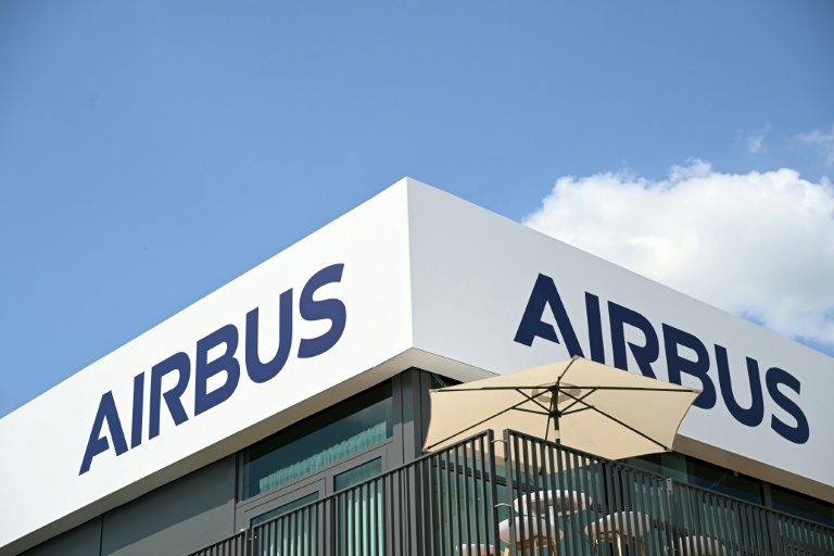 Le logo d'Airbus au salon du Bourget près de Paris, le 17 juin 2025