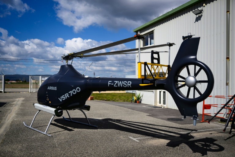 Un drone hélicoptère Airbus VSR700 (système aérien sans pilote) à l'usine Survey Copter à Pierrelatte, le 31 mars 2026 dans la Drôme
