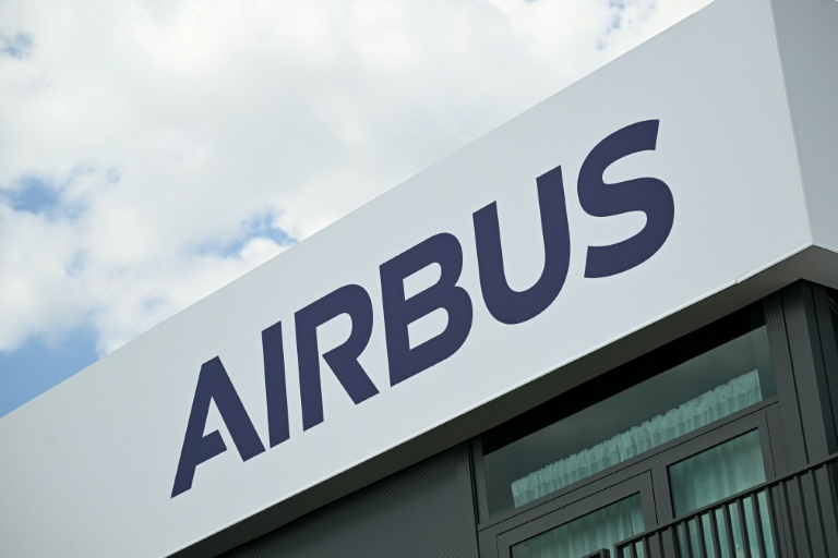 L'avionneur européen Airbus est pénalisé au premier trimestre par de faibles livraisons d'avions commerciaux