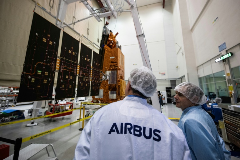 Le satellite Biomass construit par Airbus Defence and Space pour l'Agence spatiale européenne présenté à Toulouse le 11 février 2025.
