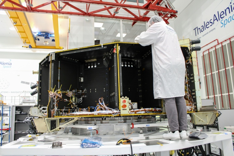 Un ingénieur à l'oeuvre pour le satellite Plato pour l'ESA à Cannes, dan sle sud de la France, le 23 septembre 2024