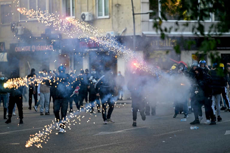 Des protestataires lancent des feux d'artifice sur la police lors d'une manifestation antigouvernementale à Tirana, le 18 octobre 2026 en Albanie