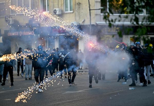 Des protestataires lancent des feux d'artifice sur la police lors d'une manifestation antigouvernementale à Tirana, le 18 octobre 2026 en Albanie