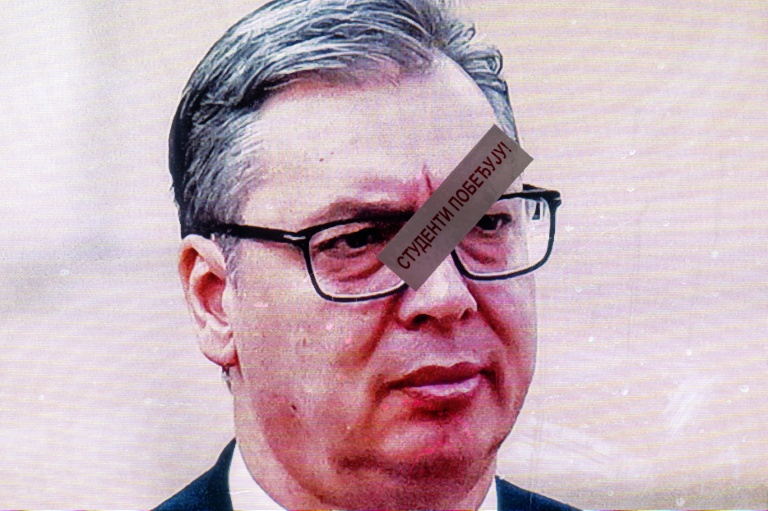 Une affiche de campagne d'Aleksandar Vucic recouverte par un autocollant du mouvement d'opposition, sur lequel il est écrit en serbe 