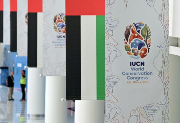 Des affiches du congrès de l'Union internationale pour la conservation de la nature (UICN), le 8 octobre 2025 à Abou Dhabi, aux Emirats arabes unis