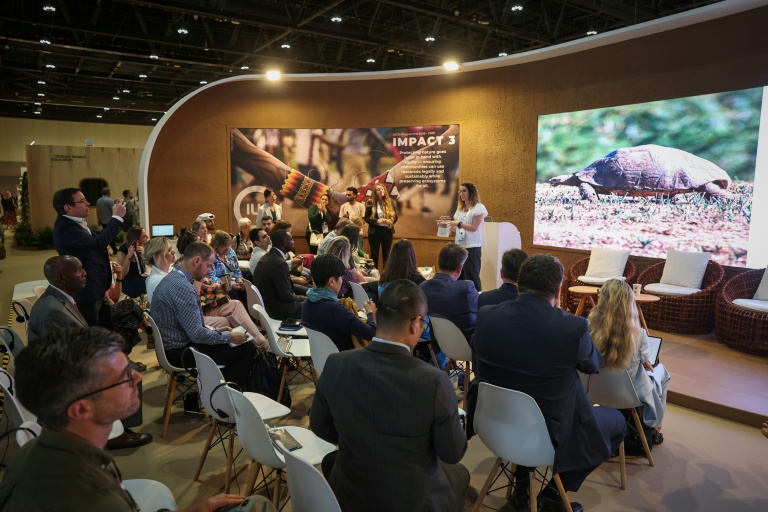 Des participants au congrès mondial de l'Union internationale pour la conservation de la nature (UICN) à Abu Dhabi, le 9 octobre 2025 aux Emirats arabes unis