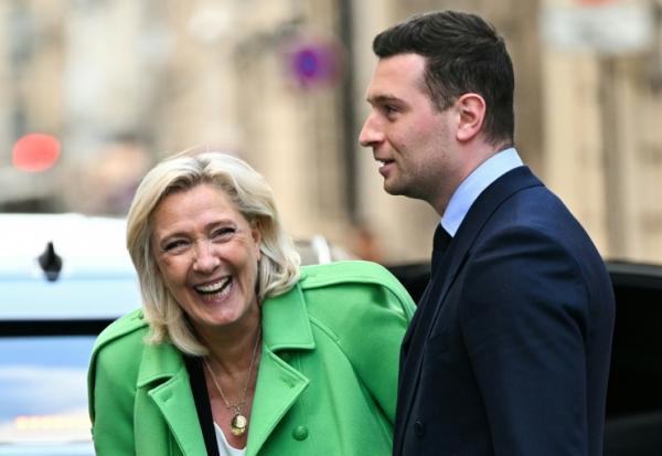 La président du groupe parlementaire RN Marine Le Pen et le président du parti Jordan Bardella à Paris le 11 mars 2026