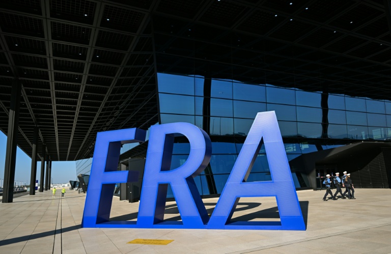 Les lettres FRA devant le troisième terminal de l'aéroport de Francfort, lors de son inauguration, le 22 avril 2026 en Allemagne