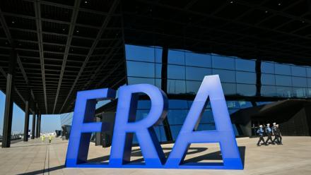 Les lettres FRA devant le troisième terminal de l'aéroport de Francfort, lors de son inauguration, le 22 avril 2026 en Allemagne