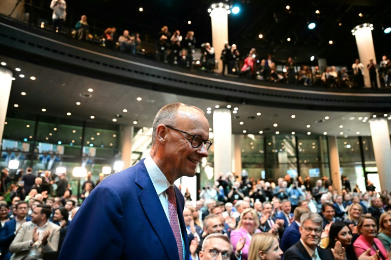 Le chef de la CDU et chancelier désigné Friedrich Merz arrive pour la signature d'un accord de coalition entre la CDU, l'Union chrétienne-sociale (CSU) et le Parti social-démocrate (SPD) pour former le nouveau gouvernement du pays, le 5 mai 2025 à Berlin