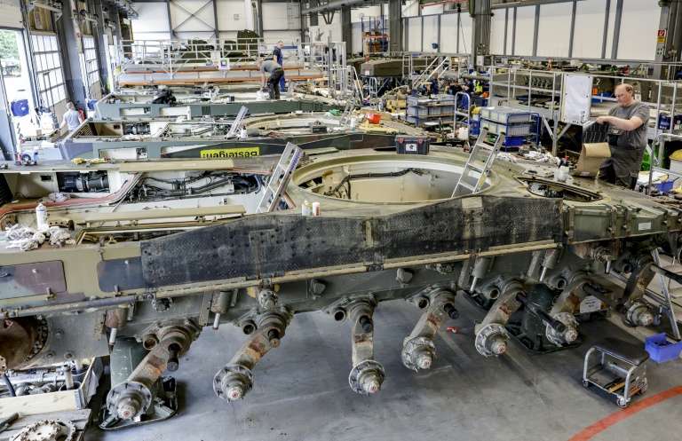 Assemblage d'un char de combat Leopard 2A4 dans l'usine Rheinmetall, conglomérat industriel allemand spécialisé dans l'armement et l'équipement automobile, le 6 juin 2023 à Unterluess, dans le nord de l'Allemagne 