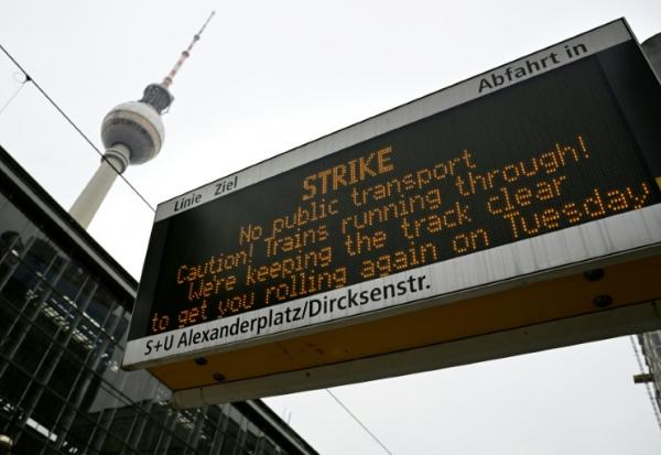 Un panneau annonce une grève générale des transports publics allemands à Berlin, le 2 février 2025
