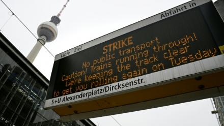 Un panneau annonce une grève générale des transports publics allemands à Berlin, le 2 février 2025
