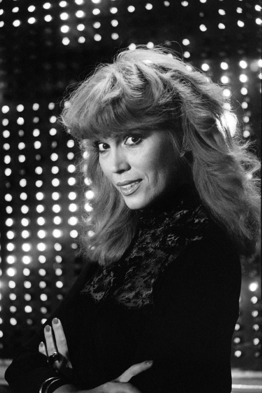 La chanteuse et comédienne Amanda Lear enregistre l'émission télévisée 