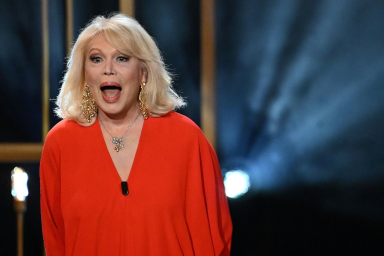 La chanteuse et comédienne Amanda Lear lors de la cérémonie des Molière à Paris, le 24 avril 2023