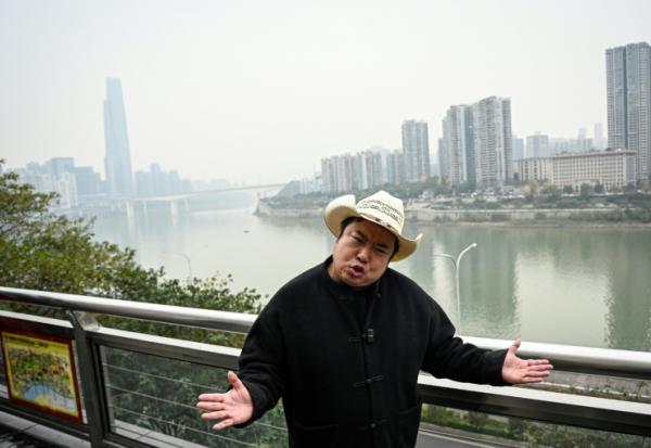 Ryan Chen, le "Trump chinois", est fimé par son assistant pour une vidéo humoristique le 15 décembre 2025 à Chongqing, en Chine