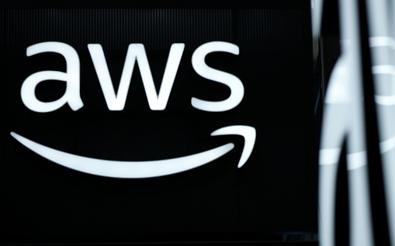 Le logo d'Amazon Web Services (AWS) lors d'un événement à Hanovre, en Allemagne, le 31 mars 2025