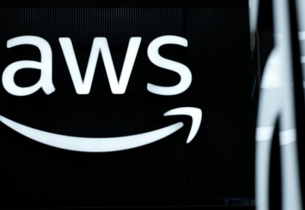 Le logo d'Amazon Web Services (AWS) lors d'un événement à Hanovre, en Allemagne, le 31 mars 2025